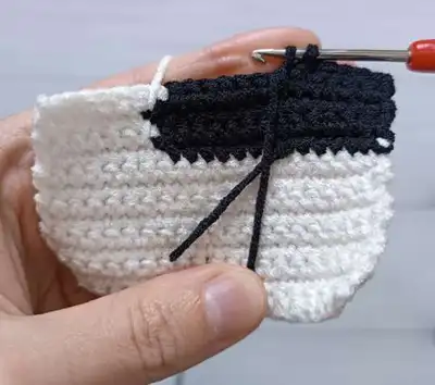 Cat with a cup Crochet Pattern step 3 - details and accessories