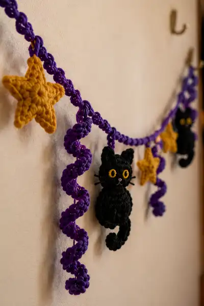 Purple Spiral Halloween Garland with Black Cats and Golden Stars Pattern step 2 - assembly progress