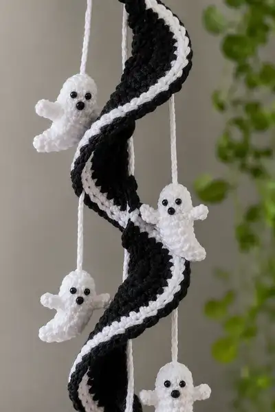 Spooky Phantom Spiral Garland Pattern step 2 - assembly progress