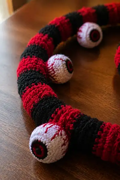 Black and Red Spiral Halloween Garland with Bloody Eyeballs Pattern step 2 - assembly progress