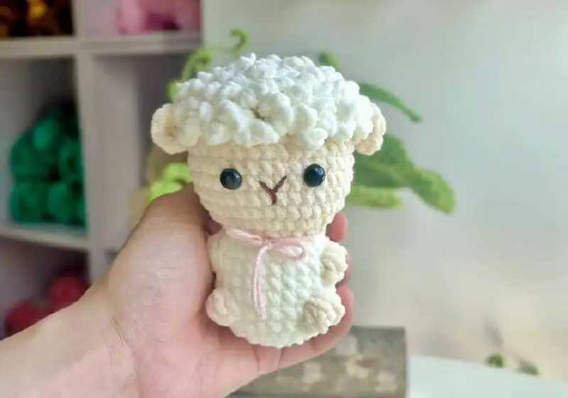 Free crochet pattern: Sheep No Sew Amigurumi Pattern - Intermediate level tutorial