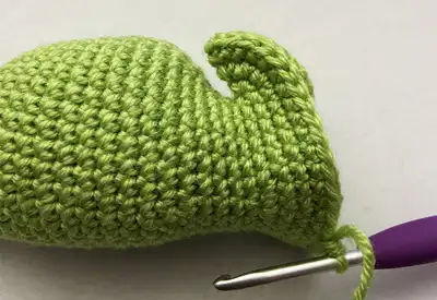 Clyde the Chameleon Amigurumi Pattern step 3 - details and accessories