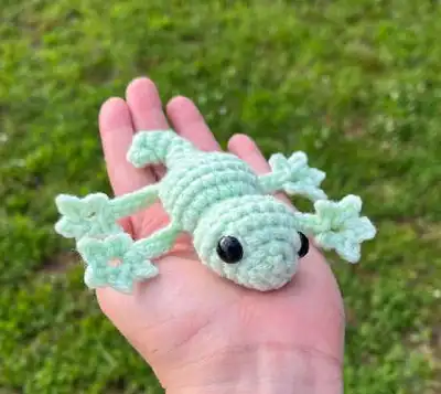 Twinkletoes the Tiny Gecko Amigurumi Pattern step 1 - construction progress