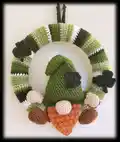 Lucky Gnome Wreath Amigurumi Pattern step 1 - construction progress