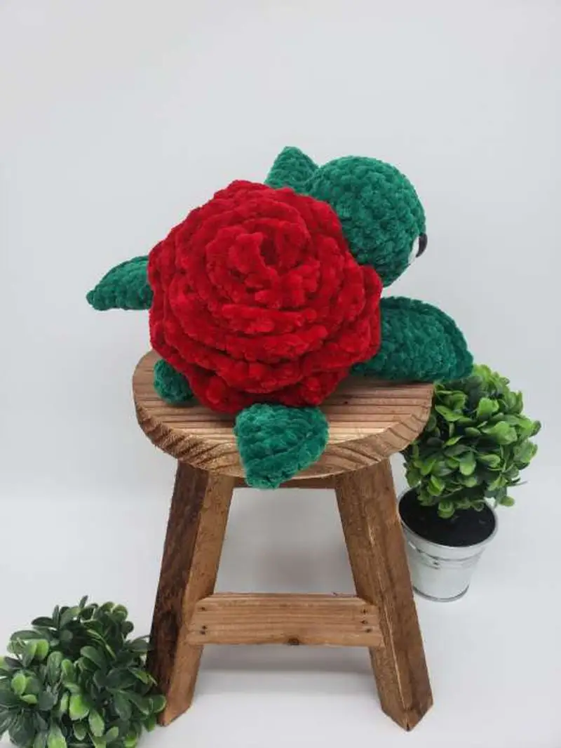 Free crochet pattern: Rose Turtle Amigurumi Pattern - Intermediate level tutorial