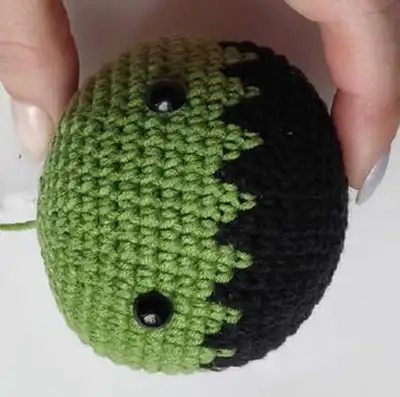 Hulk Amigurumi Pattern step 2 - assembly progress
