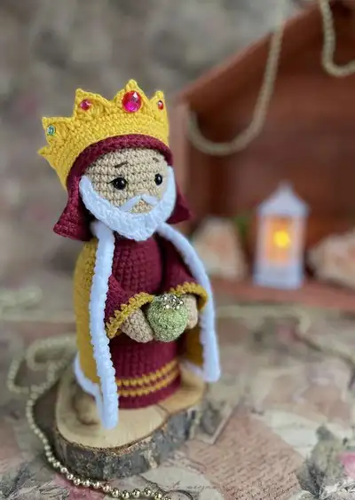 Three Wise Men Amigurumi Pattern step 4 - final assembly and finishing