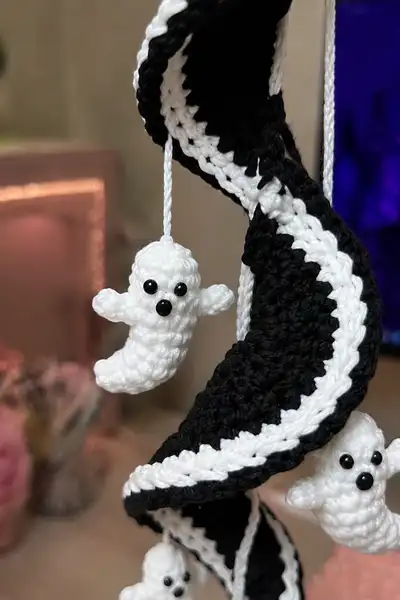 Spooky Halloween Spiral Garland Amigurumi Pattern step 2 - assembly progress