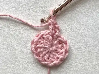Elwen Granny Square Photo Tutorial Pattern step 4 - final assembly and finishing