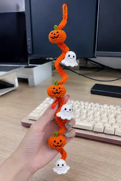 Orange Spiral Halloween Garland with Cute Ghosts and Pumpkins Pattern step 1 - construction progress