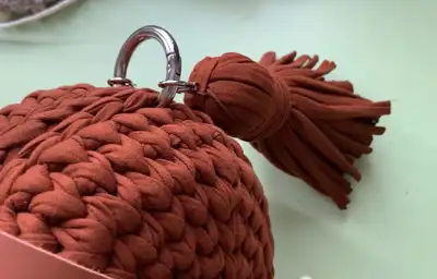 Round Bag with T-Shirt Yarn Pattern step 3 - details and accessories