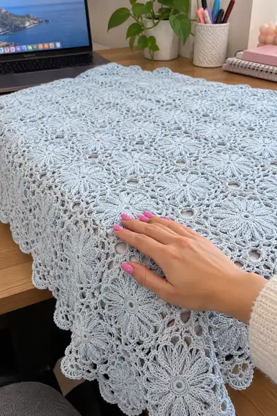 Powder Blue Daisy Motif Bedspread Pattern step 1 - construction progress