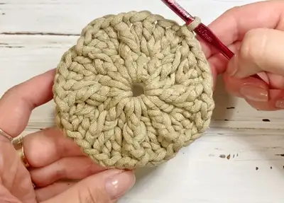 Crochet bag with leaves Pattern step 4 - final assembly and finishing