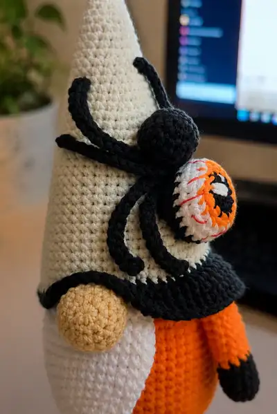 Spider Halloween Gnome Amigurumi Pattern step 2 - assembly progress