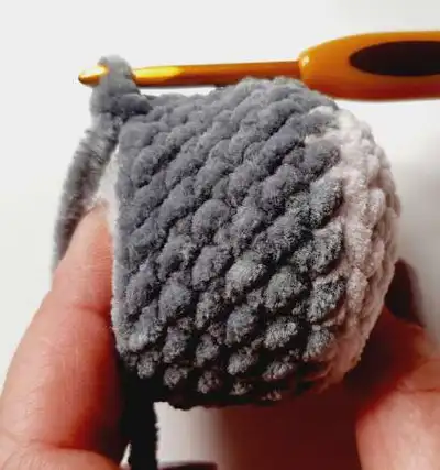 Baby Dino Backpack Amigurumi Pattern step 3 - details and accessories