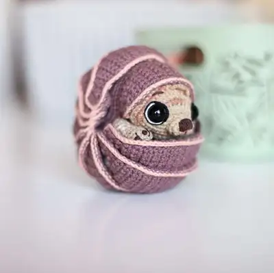 Tuk Tuk Armadillo Amigurumi Pattern step 3 - details and accessories