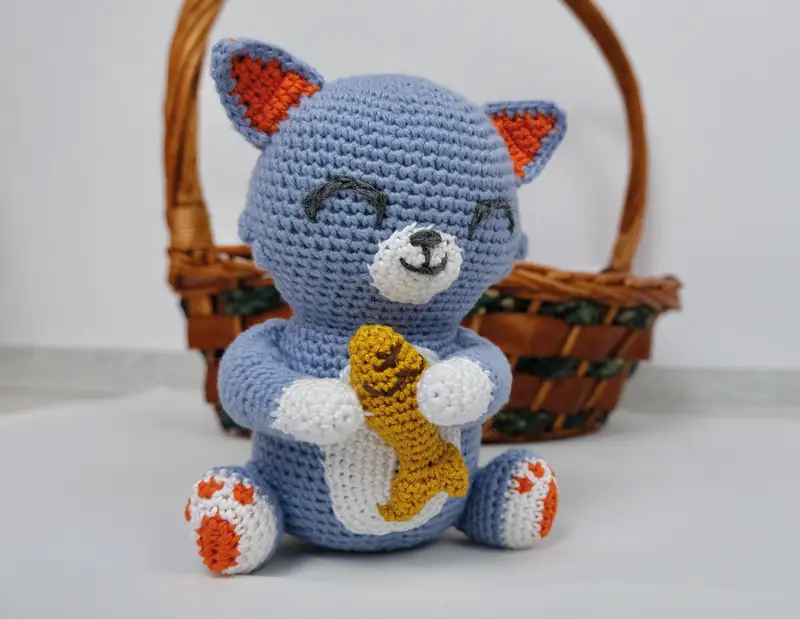 Free crochet pattern: Cat Who Loves The Fish Amigurumi Pattern - Intermediate level tutorial