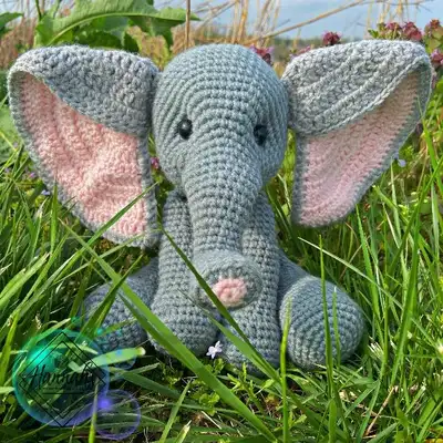 The Elephant Queen Amigurumi Pattern step 3 - details and accessories