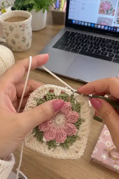 Vintage Floral Granny Square Pattern step 1 - construction progress