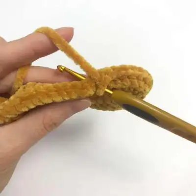 Kangaroo Amigurumi Pattern step 3 - details and accessories