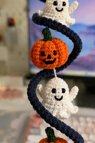 Midnight Spiral Halloween Garland with Smiling Ghosts and Pumpkins Amigurumi Pattern step 2 - assembly progress
