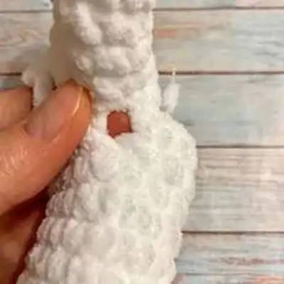Snowman Amigurumi Pattern step 4 - final assembly and finishing