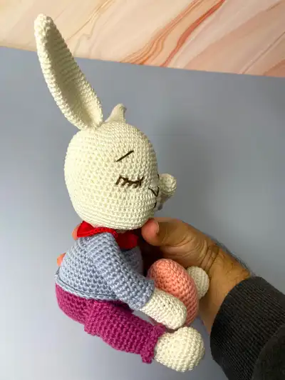 Easter Bunny Amigurumi Pattern step 3 - details and accessories