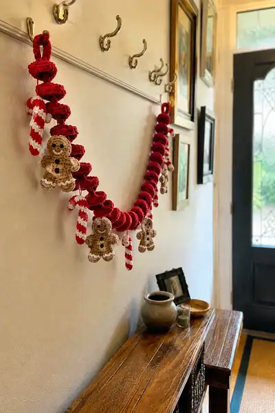 Classic Red Spiral Christmas Garland with Gingerbread Men and Candy Canes Pattern step 1 - construction progress