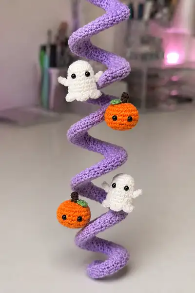 Pastel Purple Spiral Halloween Garland with Baby Phantoms and Pumpkins Amigurumi Pattern step 2 - assembly progress