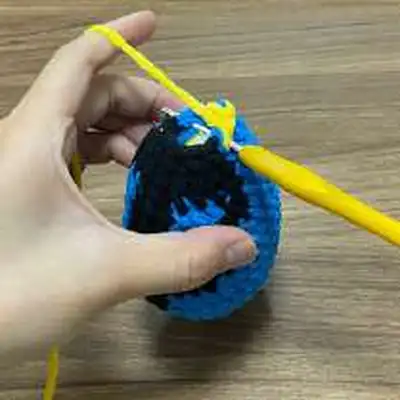 Blue Tang Fish Amigurumi Pattern step 3 - details and accessories