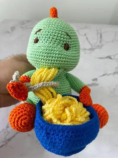 Spaghetti Dino Amigurumi Pattern step 4 - final assembly and finishing