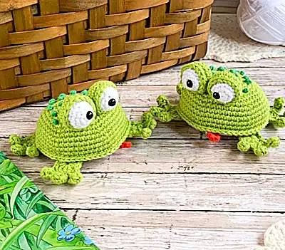 Little Frog Amigurumi Pattern step 4 - final assembly and finishing