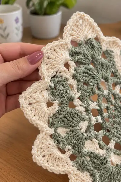 Pineapple Lace Granny Square Pattern step 3 - details and accessories
