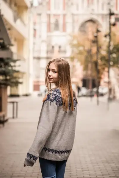 Guell Ladies' Sweater Pattern step 3 - details and accessories