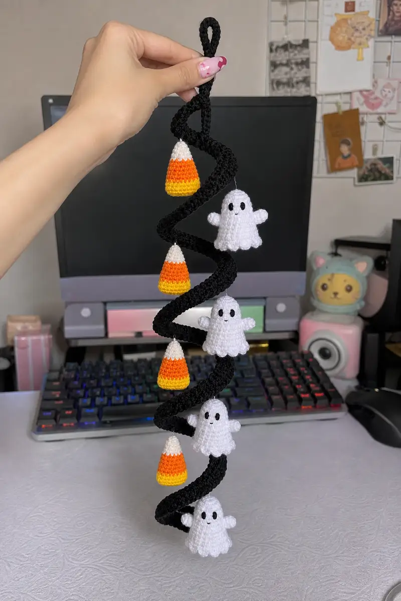 Free crochet pattern: Black Spiral Halloween Garland with Ghosts and Candy Corn Pattern - Intermediate level tutorial