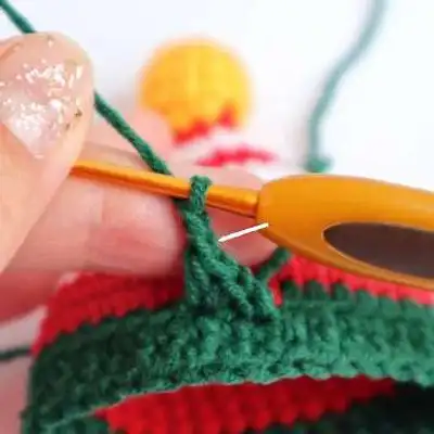 Christmas Hats for Mini Penguins Amigurumi Pattern step 4 - final assembly and finishing