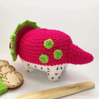 Dragonfruiteratops Amigurumi Pattern step 2 - assembly progress