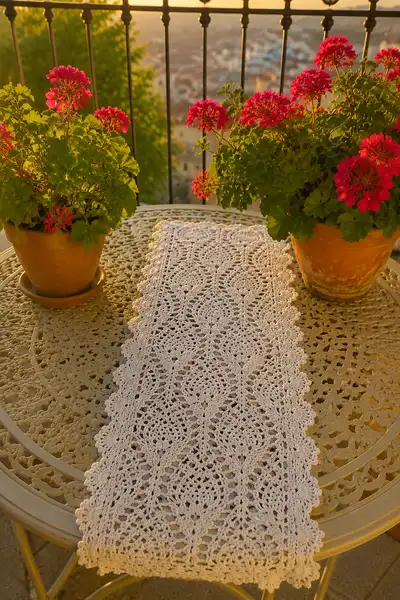Elegant White Pineapple Lace Table Runner Pattern step 1 - construction progress