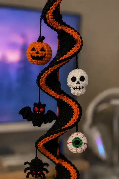 Spooky Halloween Spiral Amigurumi Garland Amigurumi Pattern step 2 - assembly progress
