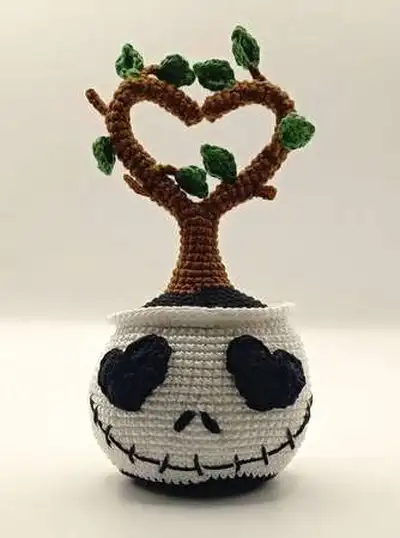 Jack in Love Amigurumi Pattern step 3 - details and accessories