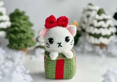 Christmas Giftbox Cat Amigurumi Pattern step 1 - construction progress