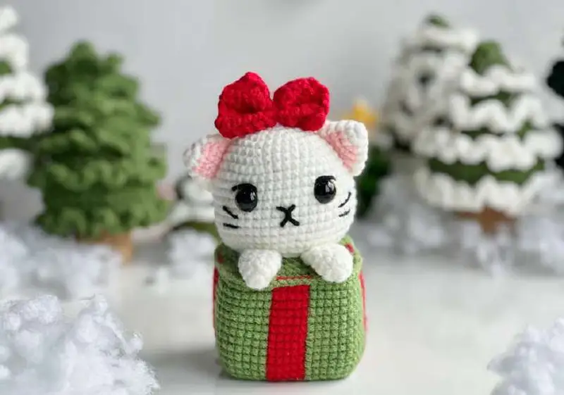 Free Intermediate crochet pattern: Christmas Giftbox Cat Amigurumi Pattern - Easy to follow tutorial