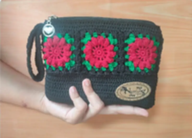 Free crochet pattern: Flower Pouch Pattern - Intermediate level tutorial