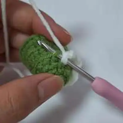 Christmas Tree Cat Amigurumi Pattern step 4 - final assembly and finishing