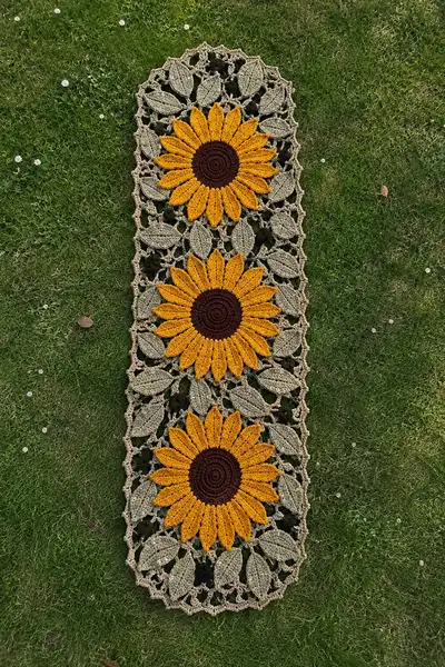 Giant Sunflower and Olive Leaf Table Runner Pattern step 1 - construction progress