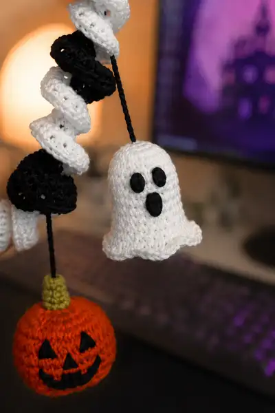 White and Black Spiral Halloween Garland with Boo Ghosts and Pumpkins Pattern step 2 - assembly progress