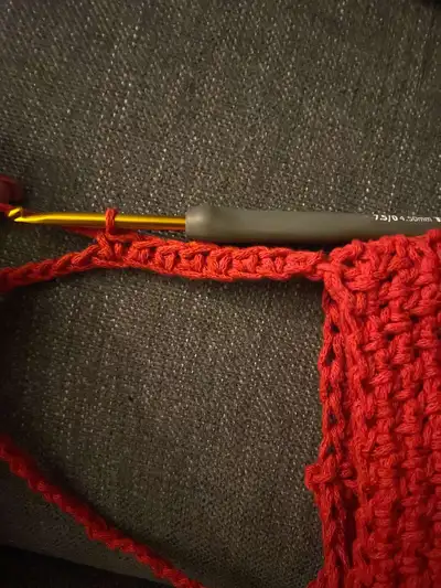 Crochet Wine Tote Bag Pattern step 4 - final assembly and finishing
