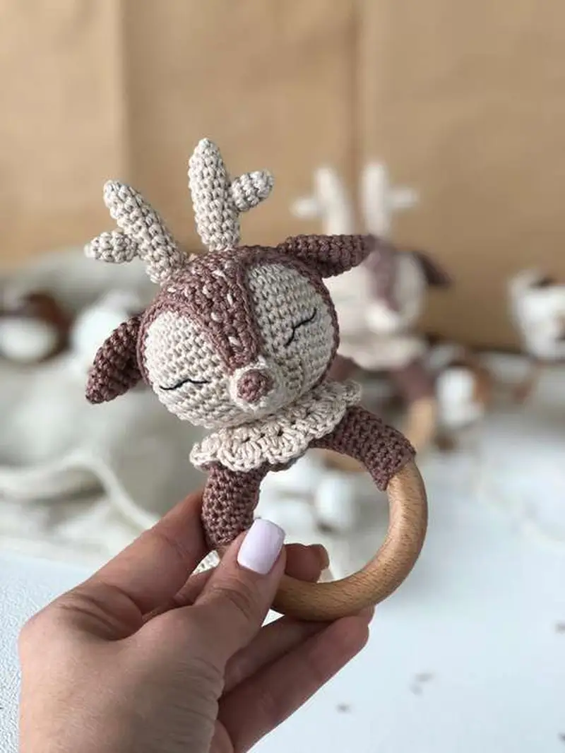 Free crochet pattern: Rattle Deer Amigurumi Pattern - Intermediate level tutorial
