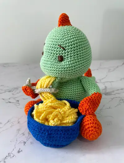 Spaghetti Dinosaur Amigurumi Pattern step 3 - details and accessories