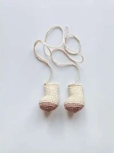 Ollie the Lion Amigurumi Pattern step 3 - details and accessories